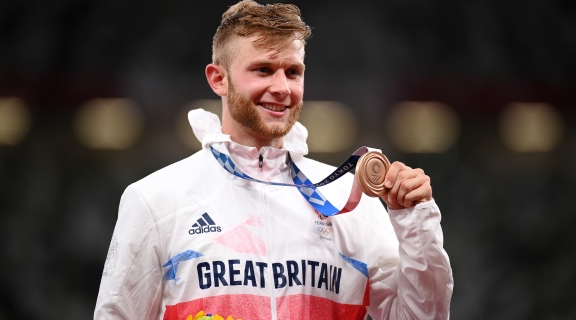 Josh Kerr with his bronze medal at Tokyo 2020