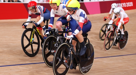 Katie Archibald and Laura Kenny compete at Tokyo 2020