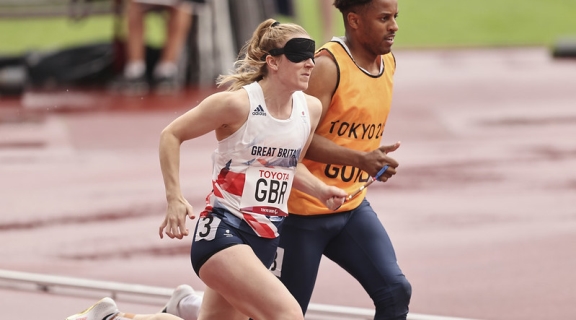 Libby Clegg running with her guide in the Tokyo Paralympic Games