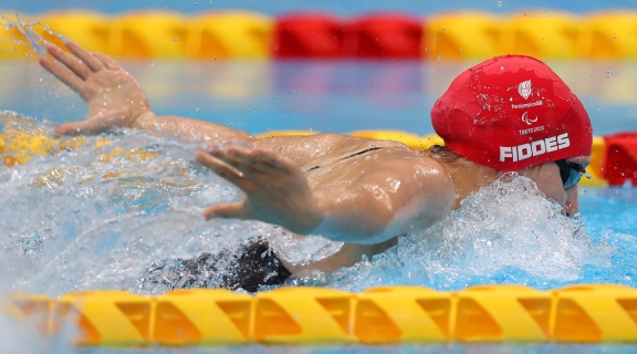 Louise Fiddes competing at Tokyo Paralympic Games in para swimming