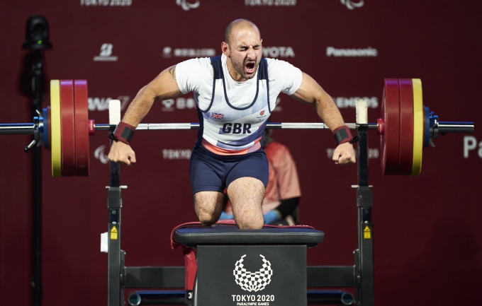 Ali Jawad celebrating a lift in the Tokyo Paralympic powerlifting competition