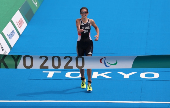 Laura Steadman crossing the finish line in the para triathlon at the Tokyo Paralympics