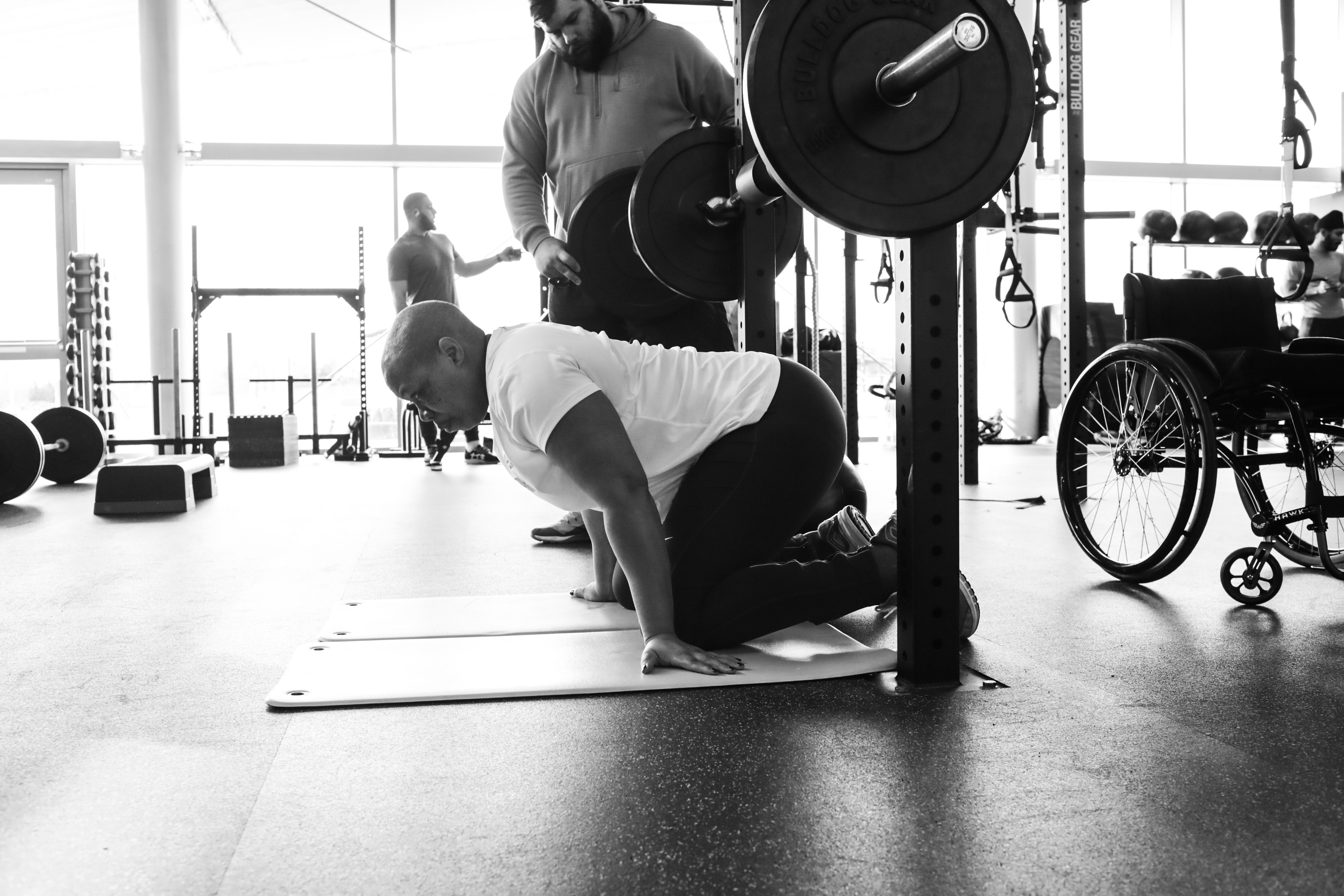 athlete doing weights at the gym