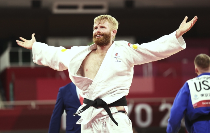Chris Skelley celebrating gold in VI judo at Tokyo Paralympics