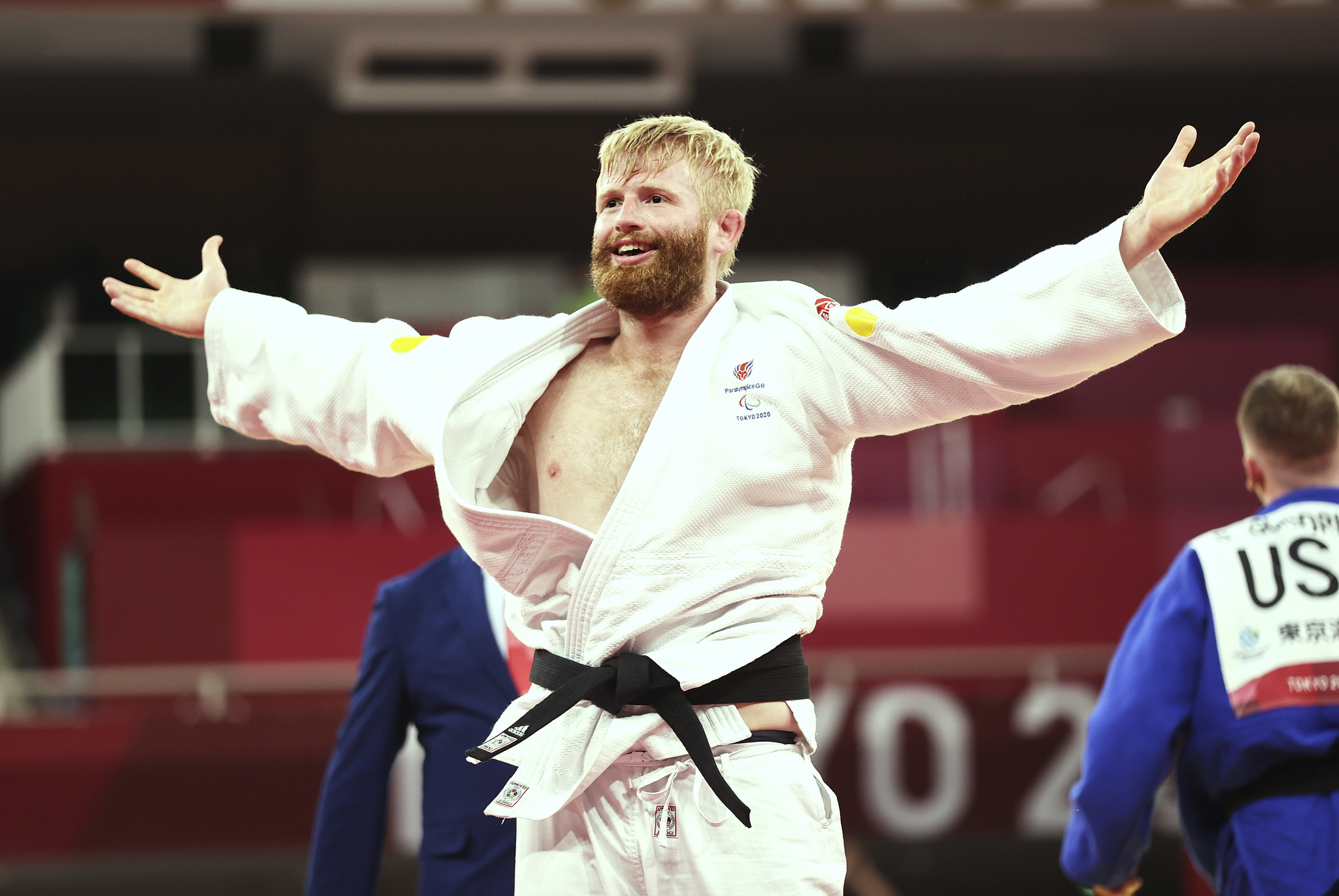 Chris Skelley celebrating gold in VI judo at Tokyo Paralympics