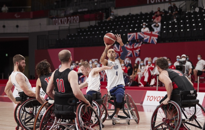 GB male taking a shot in a wheelchair basketball match at the Tokyo Paralympics