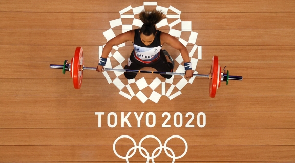Zoe Smith competes at Tokyo 2020